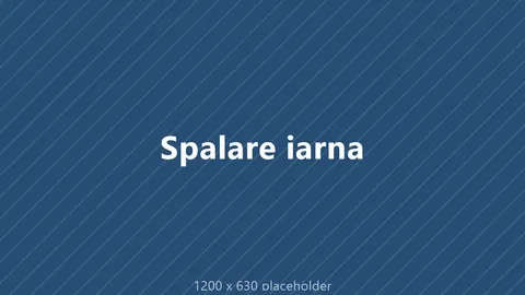 Mașină acoperită parțial de zăpadă și gheață lângă un post de spălare self-service